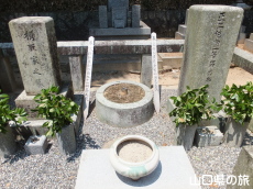 楫取素彦夫妻の墓
